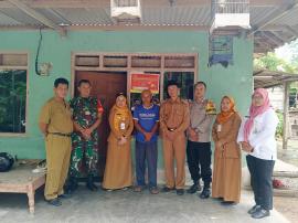 Pemasangan Stiker Bagi Keluarga Miskin Penerima Bantuan Sosial 